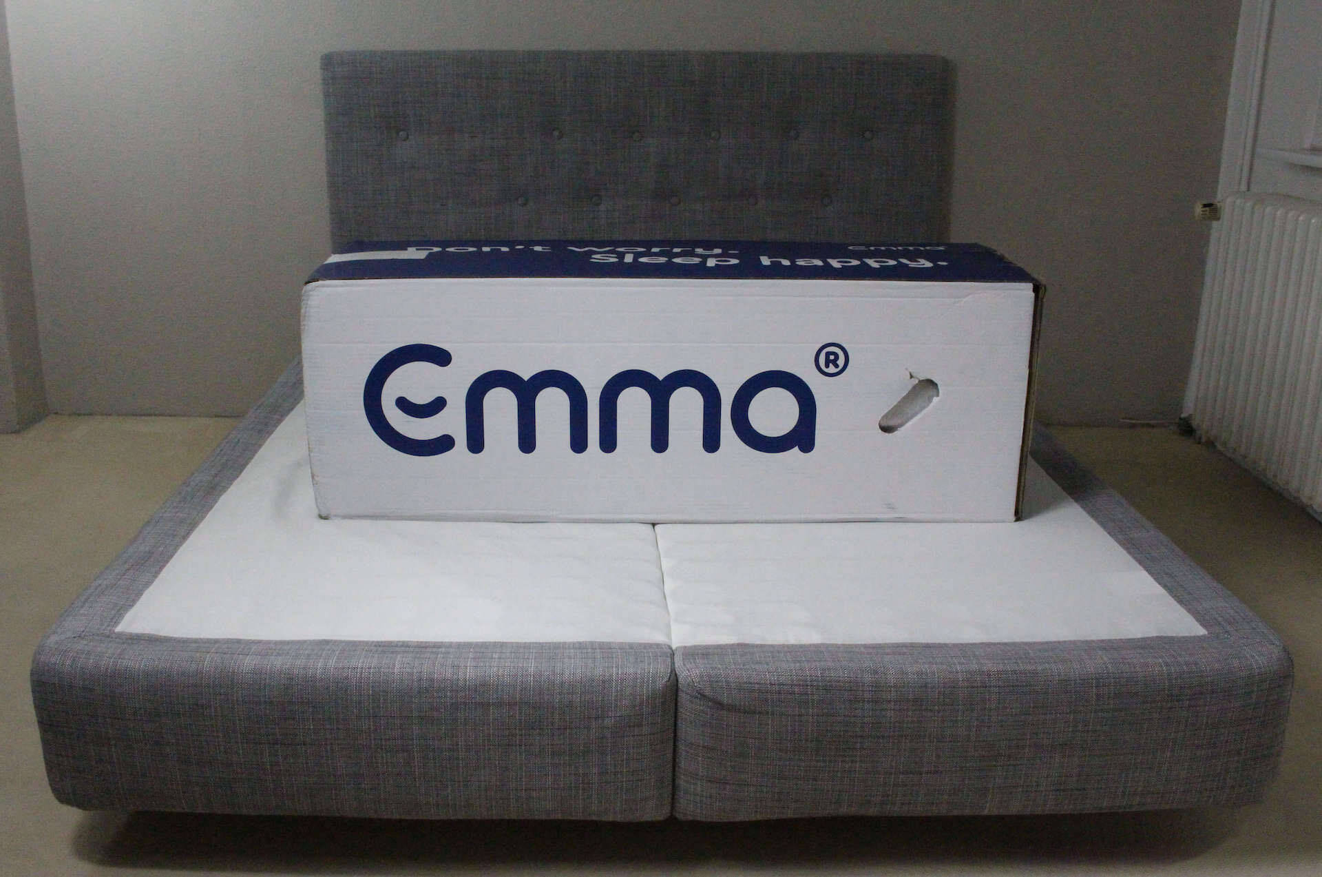 Die Emma Two Matratze wird eigenrollt in einem Karton geliefert.